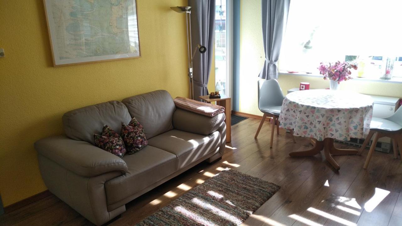 Haus Tertius - Strand- Und Hafennahe Ruhige Ferienwohnung Бюзум Экстерьер фото